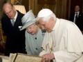 Papst überreicht der Queen Lorscher Evangeliars als Gastgeschenk!