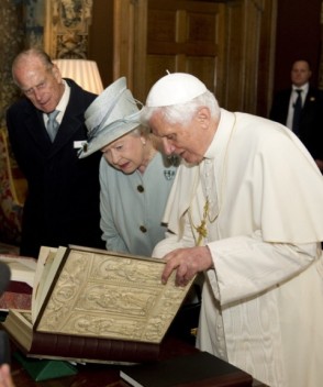 Papst Benedikt XVI. mit Queen Elisabeth II.