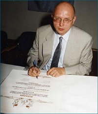 Ernst-Ludwig Drayß unterzeichnet die Partnerschaftsurkunde mit dem armenischen Kloster Geghard